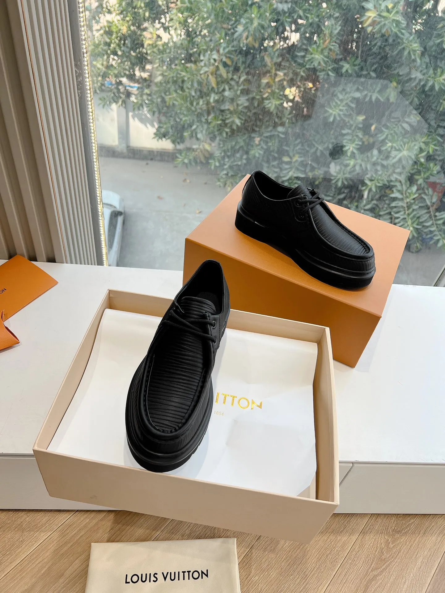👟👟Ex-factory price 720👟👟 What you see is what you get G199 top version Louis Vuitto Louis Vuitton LV donkey brand L Carrefour shoes Archlight classic Skate sports and leisure thick-soled shoes Your LV outfit is shared today Louis Vuitton Presbyopic thick-soled loafers Original purchase and development Production Original purchase and development Production This LV Archlight sneaker is from Cut from cow leather in a playful shape. Double laces embellished with Louis Vuitton logo beading. The wide tongue and wavy outsole establish recognition, both are decorated with the LV Circle logo ▪️Fabric: Original imported original material ▪️Inner lining: Original customized lining ▪️Sole: Original molded genuine ▪️Size: Women's 35-45 (please note male and female when ordering at 39.40, 45 is not refundable or exchangeable for customization)